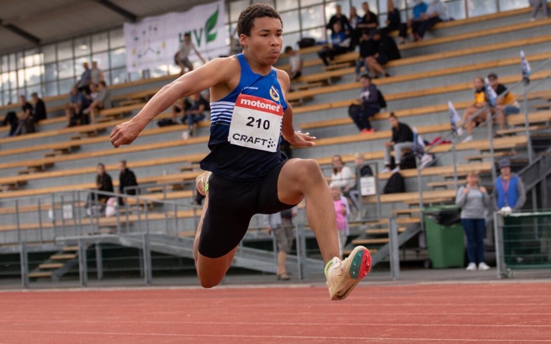 Kahdeksan mitalin 16-17-vuotiaiden SM-kisat Hyvinkäällä: Siiri ja Deshawn loikkivat Suomen mestareiksi!